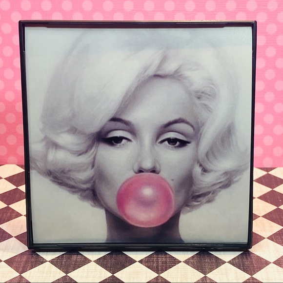 Marilyn Monroe Decor - Picture 3 of 10